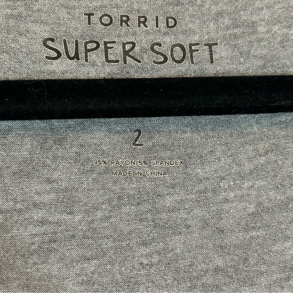 TORRID Gray Super Soft V-Neck Embroidered Sleeve Babydoll Tee 2X - Picture 11 of 12